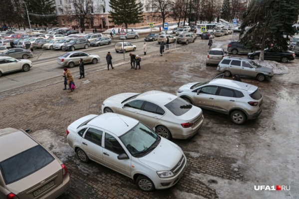 Автомобили паркуют на тротуарах и переходах, мешая движению пешеходов Автомобили паркуют на тротуарах и переходах, мешая движению пешеходов