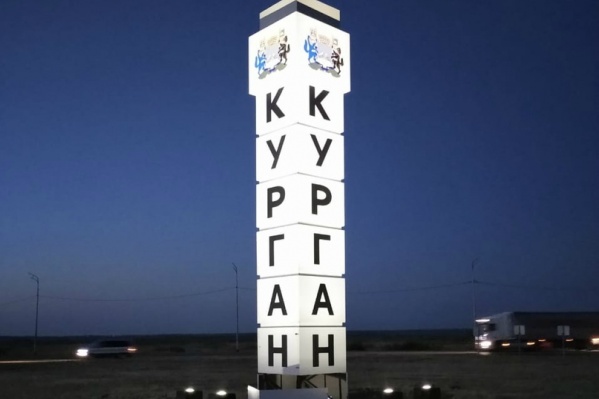 Подсветку сделали на двух стелах Подсветку сделали на двух стелах