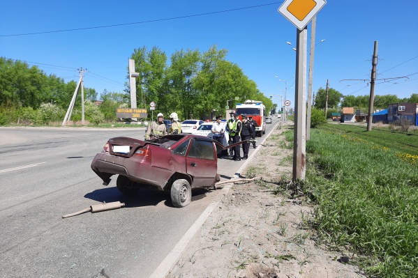 В результате аварии машину буквально разорвало на две части В результате аварии машину буквально разорвало на две части 