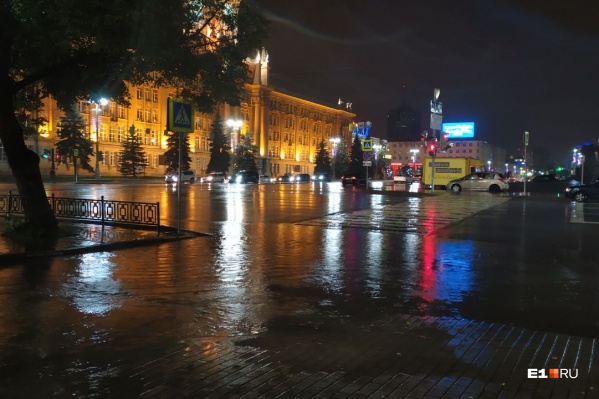 Улица 8 Марта вместе с тротуаром теперь одно большое озеро Улица 8 Марта вместе с тротуаром теперь одно большое озеро