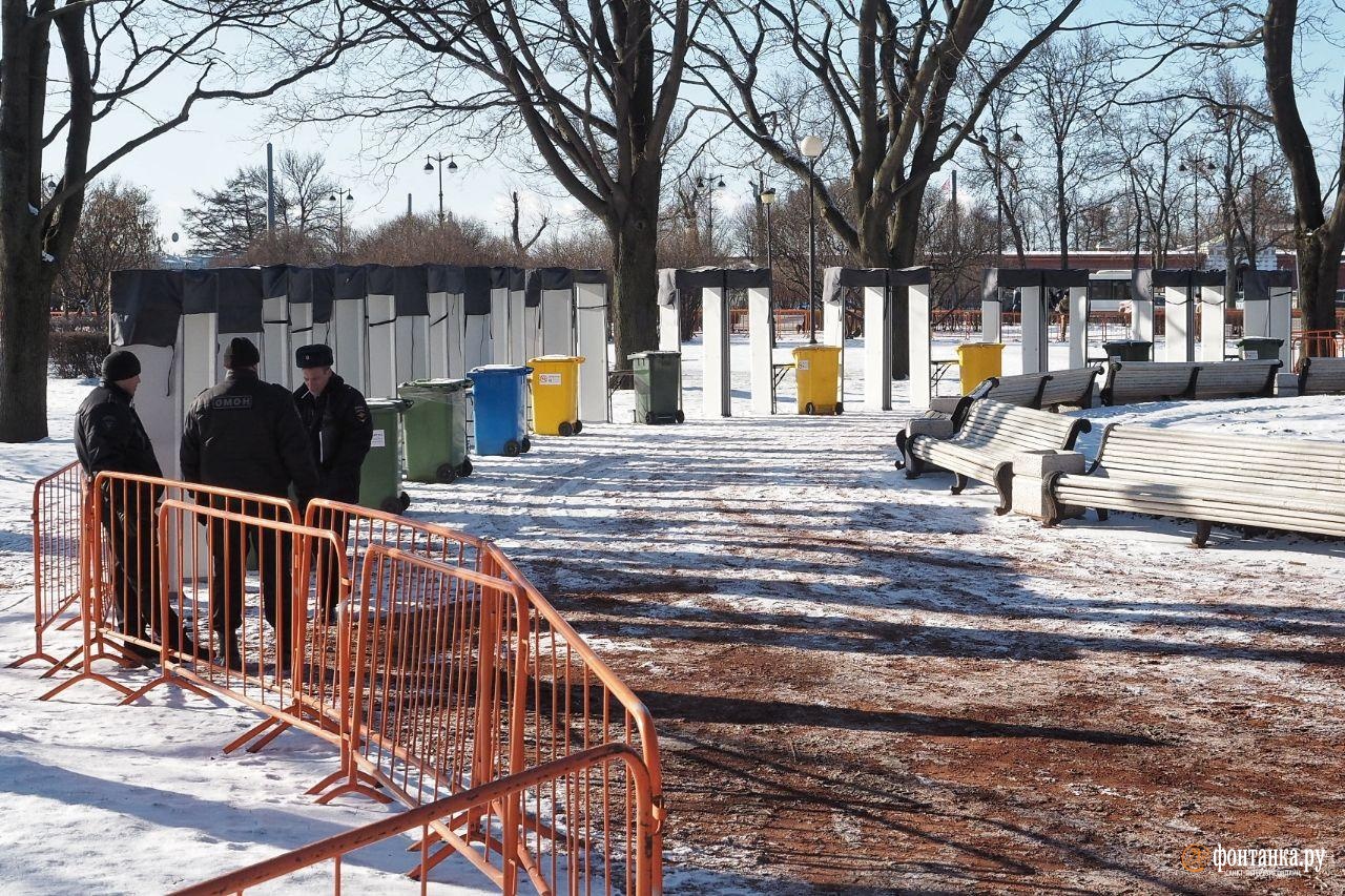 В районе Троицкой площади корреспондент «Фонтанки» видит поставленные рамки, снегоуборочную технику и заборы. <br>