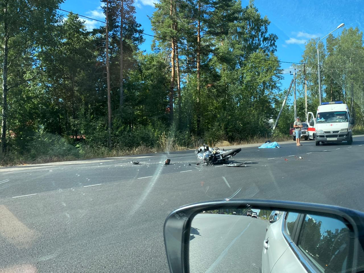 «Рено» при развороте сбил мотоцикл под Петербургом. Байкер погиб