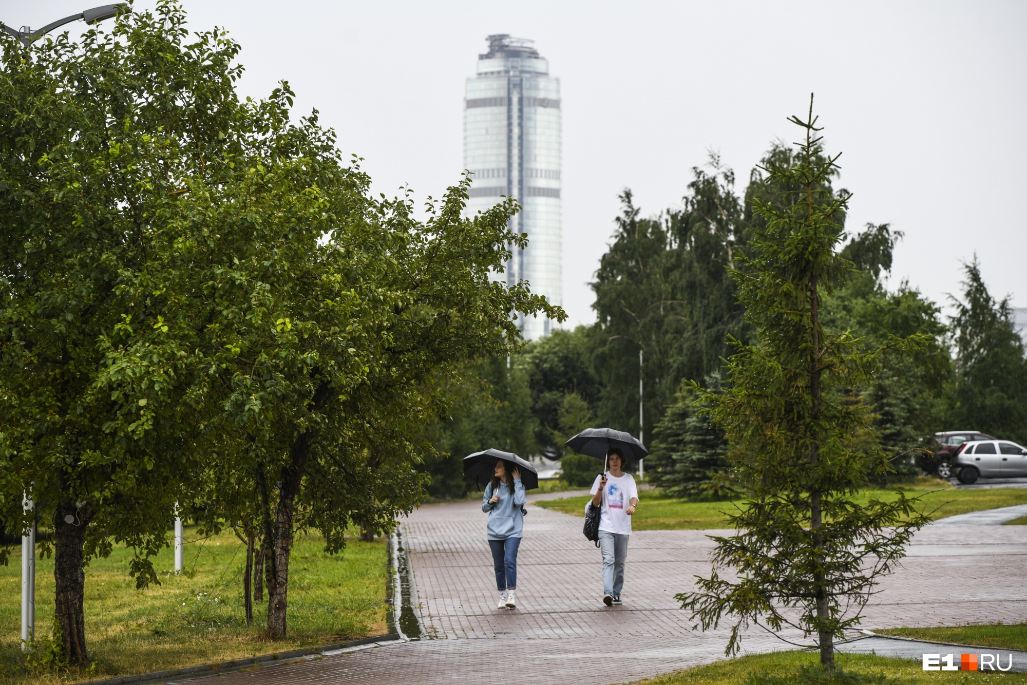Екатеринбуржцы знают, что погода на Урале переменчива, поэтому всегда носят с собой зонты