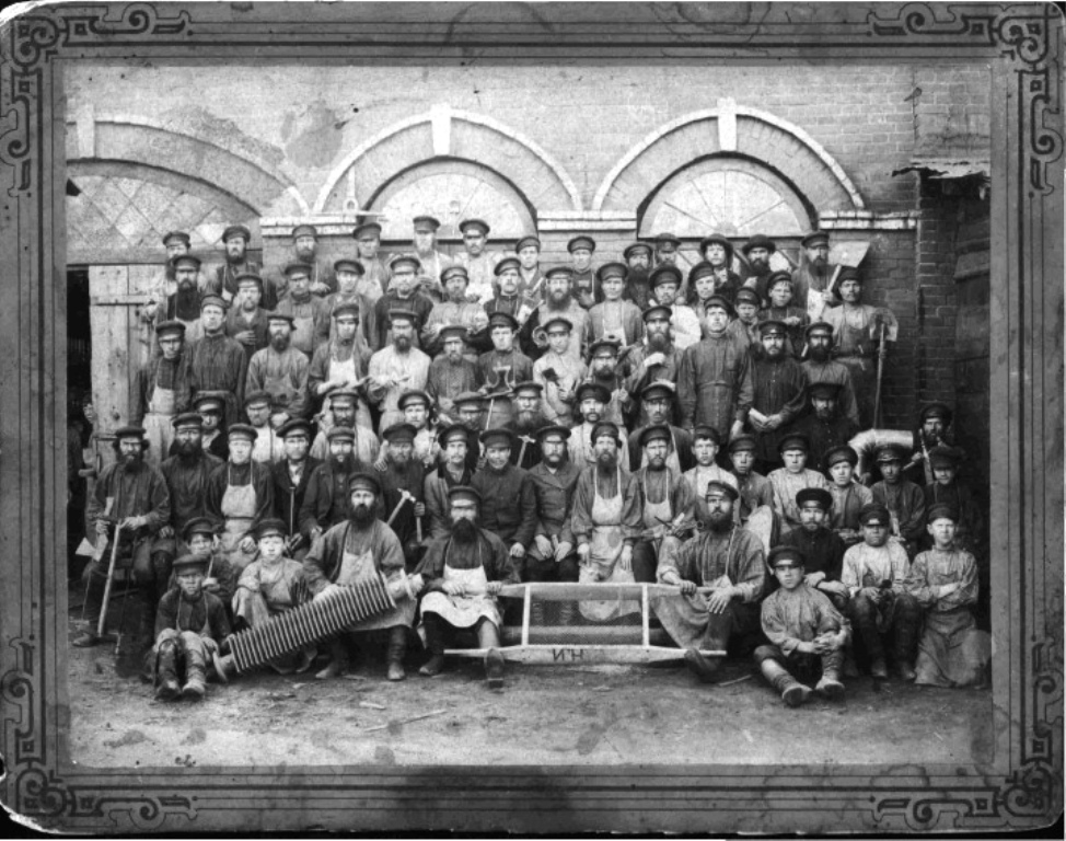Рабочие чугунолитейной фабрики, 1895 год Рабочие чугунолитейной фабрики, 1895 год
