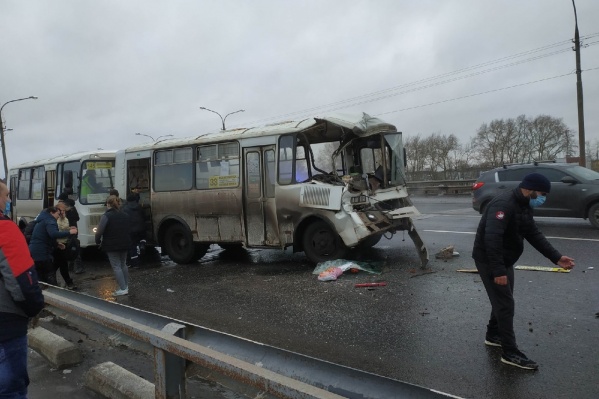 По словам очевидцев, пассажиры автобусов получили травмы, у одной девушки — сотрясение мозга По словам очевидцев, пассажиры автобусов получили травмы, у одной девушки — сотрясение мозга