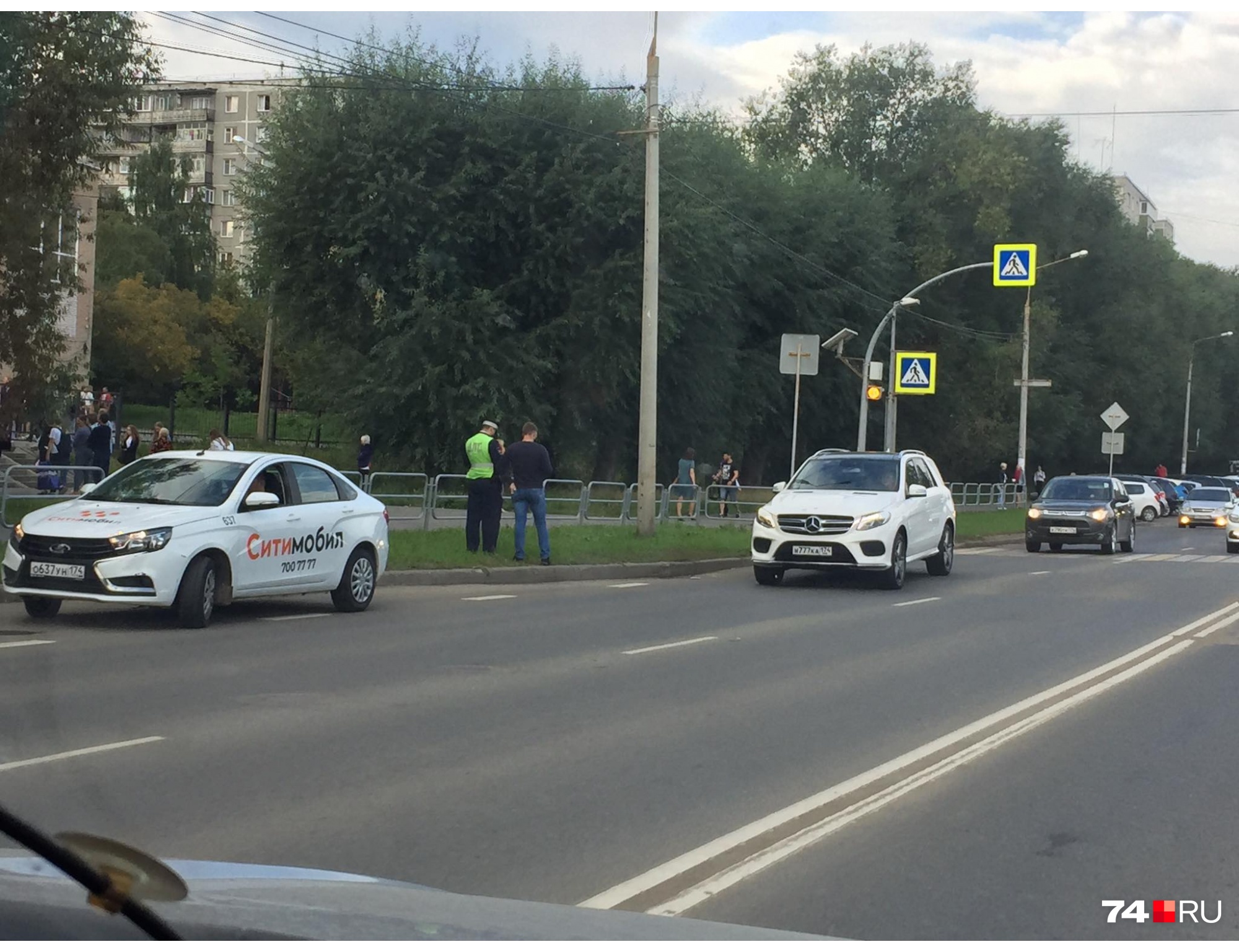 Возле перехода у школы на улице Куйбышева сегодня как никогда дисциплинированные водители Возле перехода у школы на улице Куйбышева сегодня как никогда дисциплинированные водители