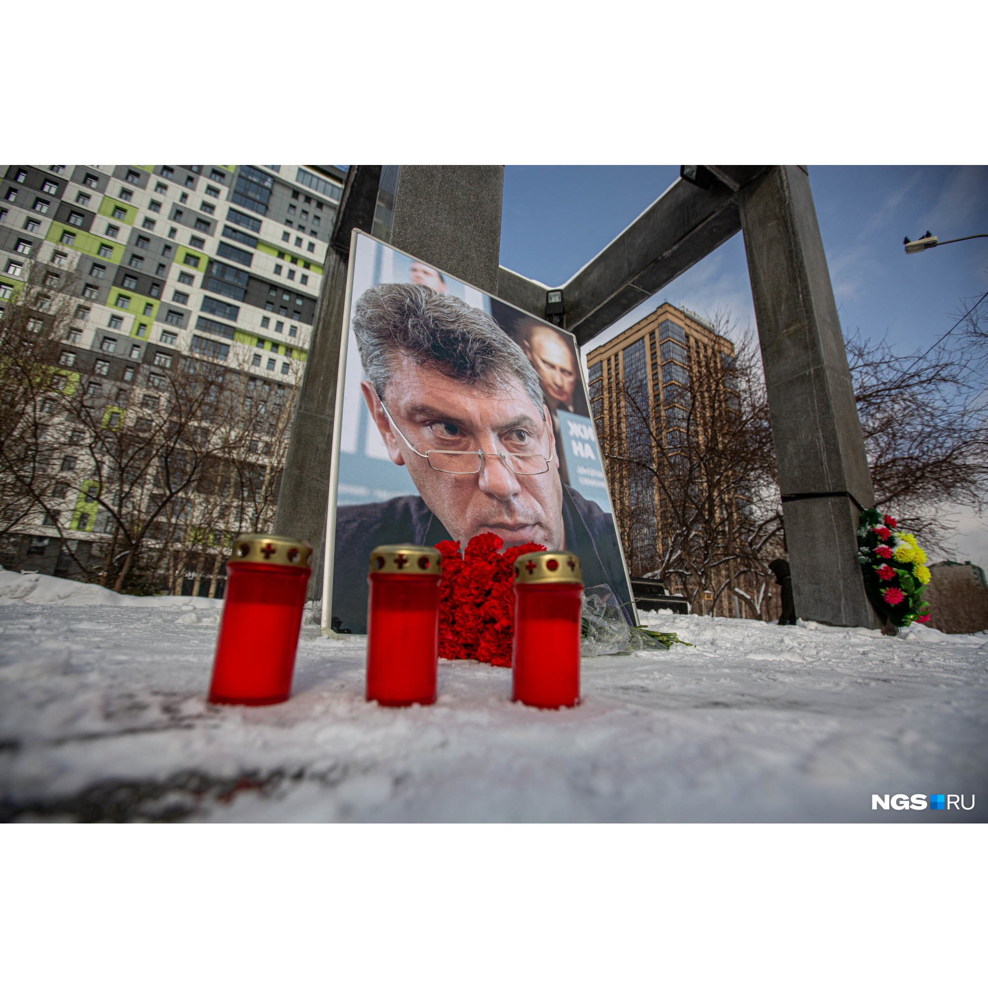Митинг прошёл у памятника жертвам политических репрессий, и организаторы отметили, что он должен быть дополнен табличкой с именами и фамилиями политиков и общественников, убитых уже в 21 веке Митинг прошёл у памятника жертвам политических репрессий, и организаторы отметили, что он должен быть дополнен табличкой с именами и фамилиями политиков и общественников, убитых уже в 21 веке