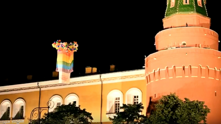 Экс-мэр Архангельска запустил над Кремлём ЛГБТ-флаг и снял на видео