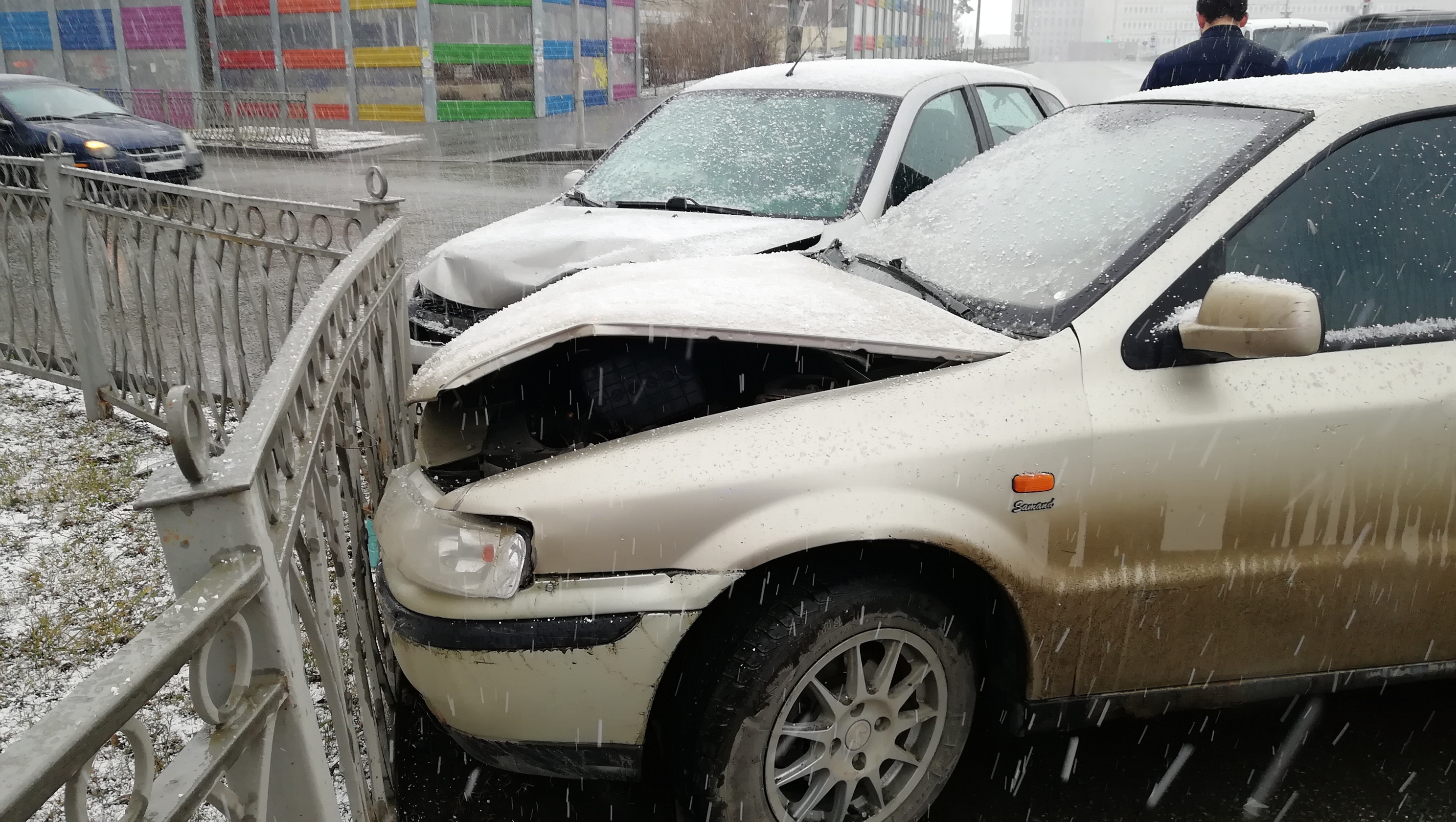 На Волгоградской столкнулись две машины, после удара их отбросило на забор