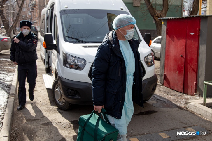 К потенциальным носителям коронавируса на самоизоляции врачи приезжают на дом К потенциальным носителям коронавируса на самоизоляции врачи приезжают на дом
