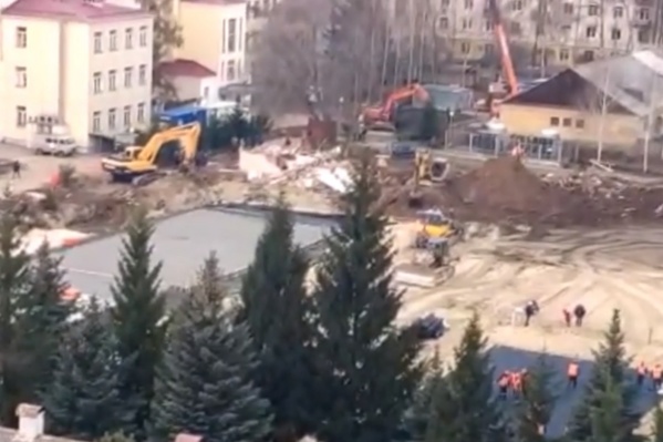 На территории нижегородского военного госпиталя уже неделю ведётся какая-то стройка На территории нижегородского военного госпиталя уже неделю ведётся какая-то стройка 