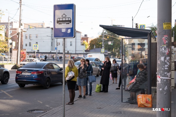 Власти хотят уменьшить толпы на остановках Власти хотят уменьшить толпы на остановках