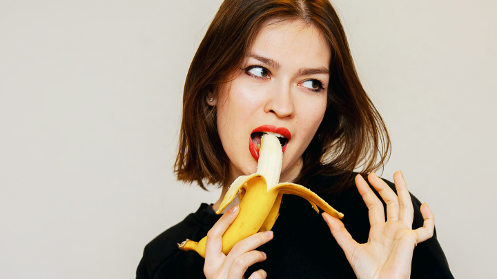 Закусывайте банан анисом: диетолог рассказал, какая еда сделает секс горячим