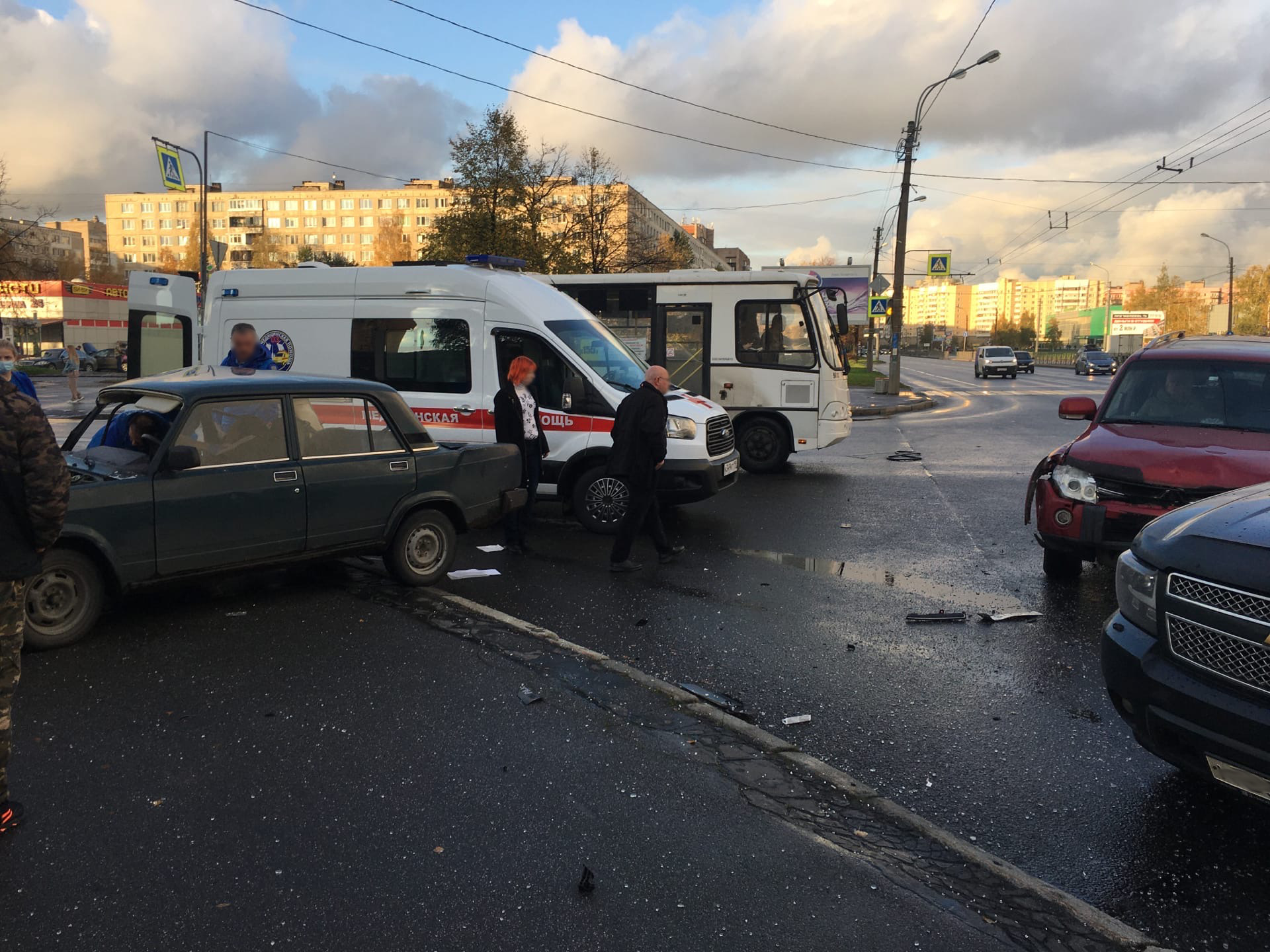 Внедорожник вмял бок «Жигулям» на перекрестке Большевиков и Тельмана