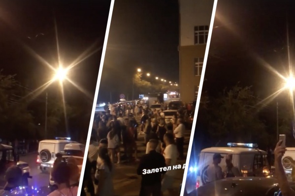 На место приехали несколько полицейских машин, но это не помешало веселью На место приехали несколько полицейских машин, но это не помешало веселью