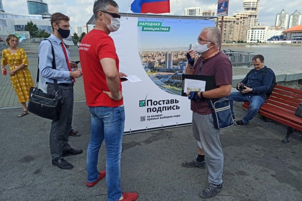Бывший мэр Екатеринбурга Евгений Ройзман и депутат гордумы Константин Киселев поддерживают «народную инициативу» Бывший мэр Екатеринбурга Евгений Ройзман и депутат гордумы Константин Киселев поддерживают «народную инициативу»