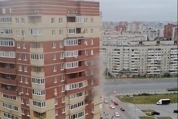К дому стянулись пожарные машины К дому стянулись пожарные машины