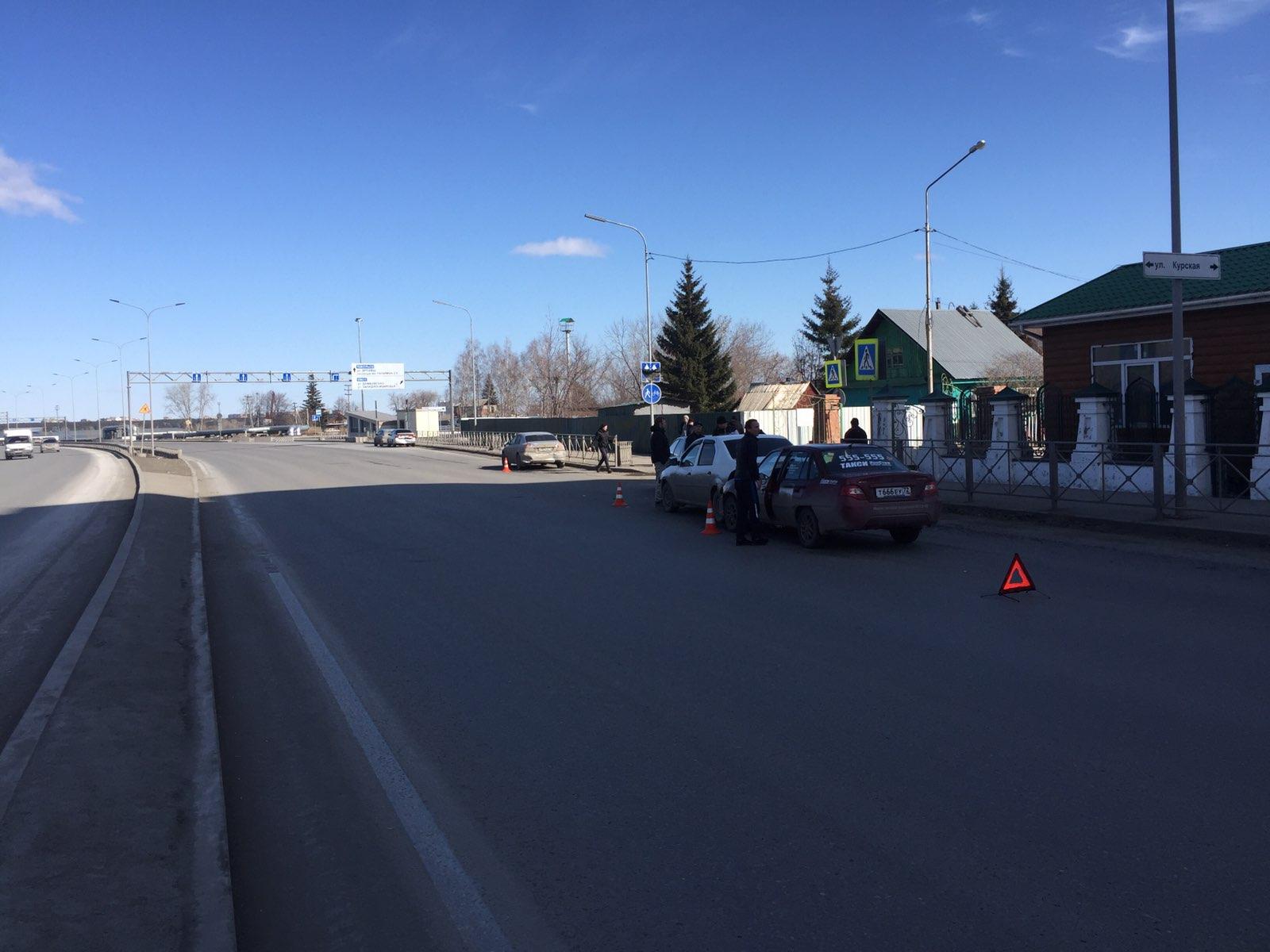 Авто столкнулись на почти пустой дороге Авто столкнулись на почти пустой дороге