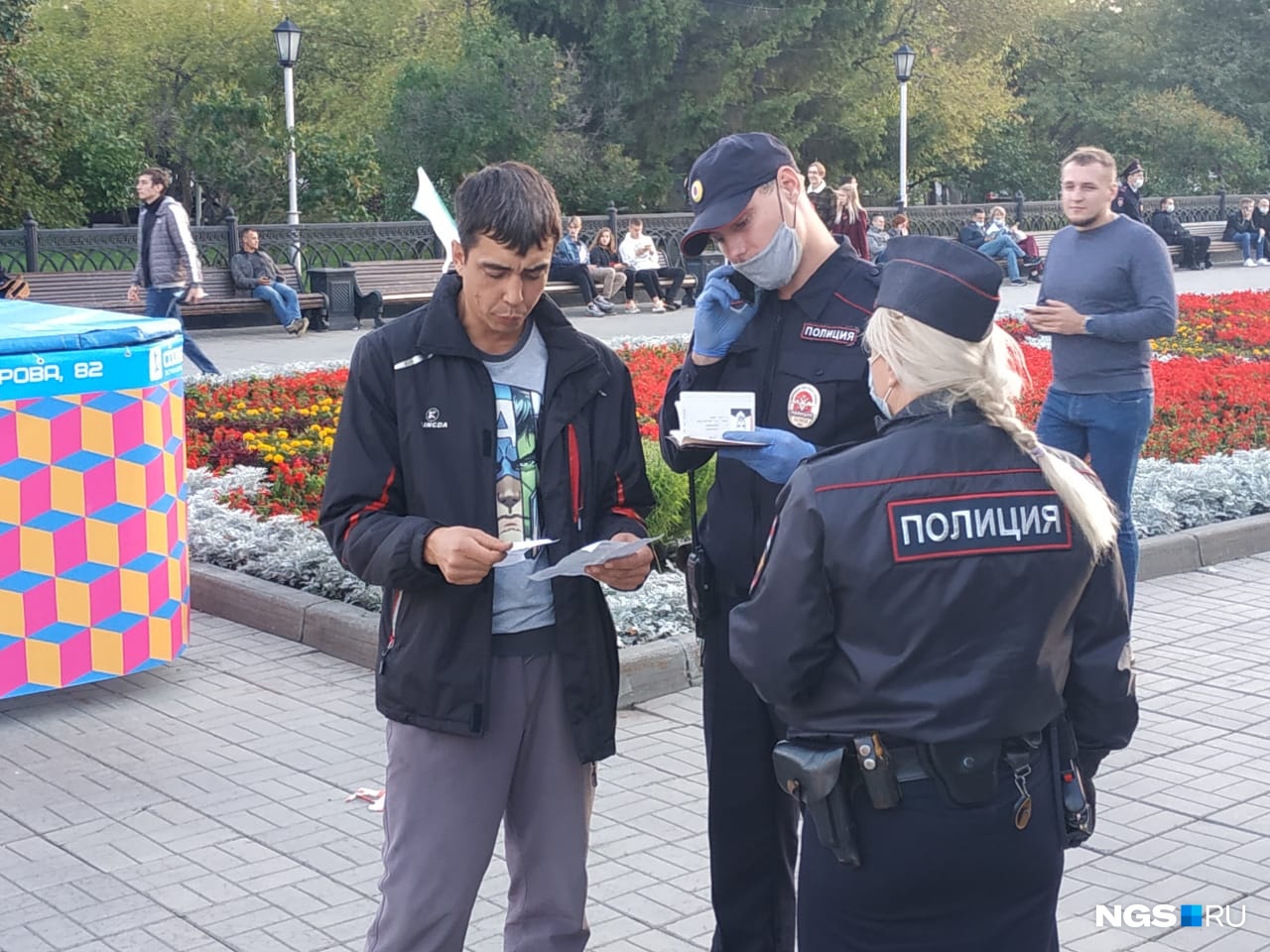 Мужчину, который пытался громко перебивать кандидатов, проверяет полиция Мужчину, который пытался громко перебивать кандидатов, проверяет полиция