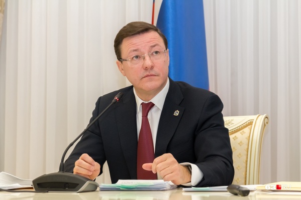 Глава региона поставил подпись под документом Глава региона поставил подпись под документом