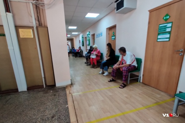Врач в среднем принимает одного человека в час Врач в среднем принимает одного человека в час