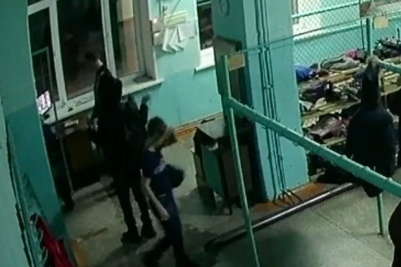 Когда мальчик встал, мужчина пнул его Когда мальчик встал, мужчина пнул его