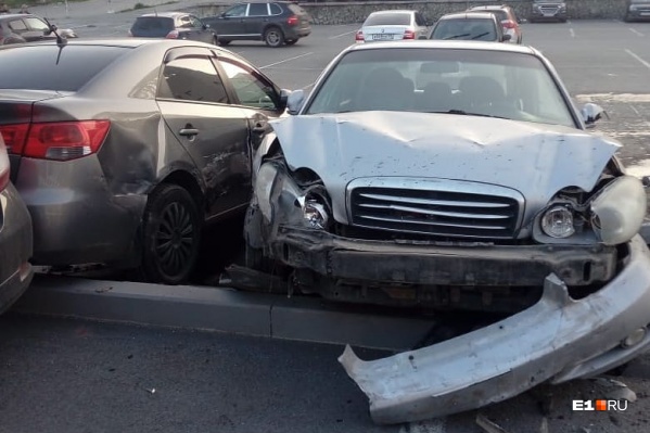 В ДТП получили повреждения три автомобиля В ДТП получили повреждения три автомобиля
