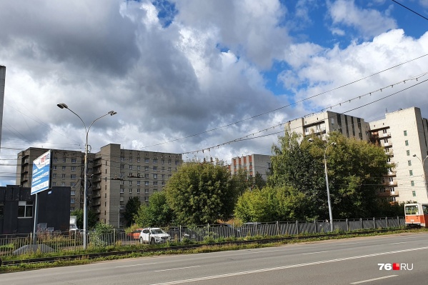 Впихнуть высотку застройщик пытался во двор между общежитиями на проспекте Октября Впихнуть высотку застройщик пытался во двор между общежитиями на проспекте Октября 