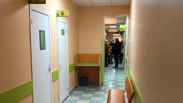 «И это называется карантинные меры?»: жители Башкирии возмутились общими очередями в поликлиниках