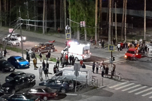 Авария получилась настолько эффектной, что посмотреть на последствия пришёл чуть ли не весь район Авария получилась настолько эффектной, что посмотреть на последствия пришёл чуть ли не весь район