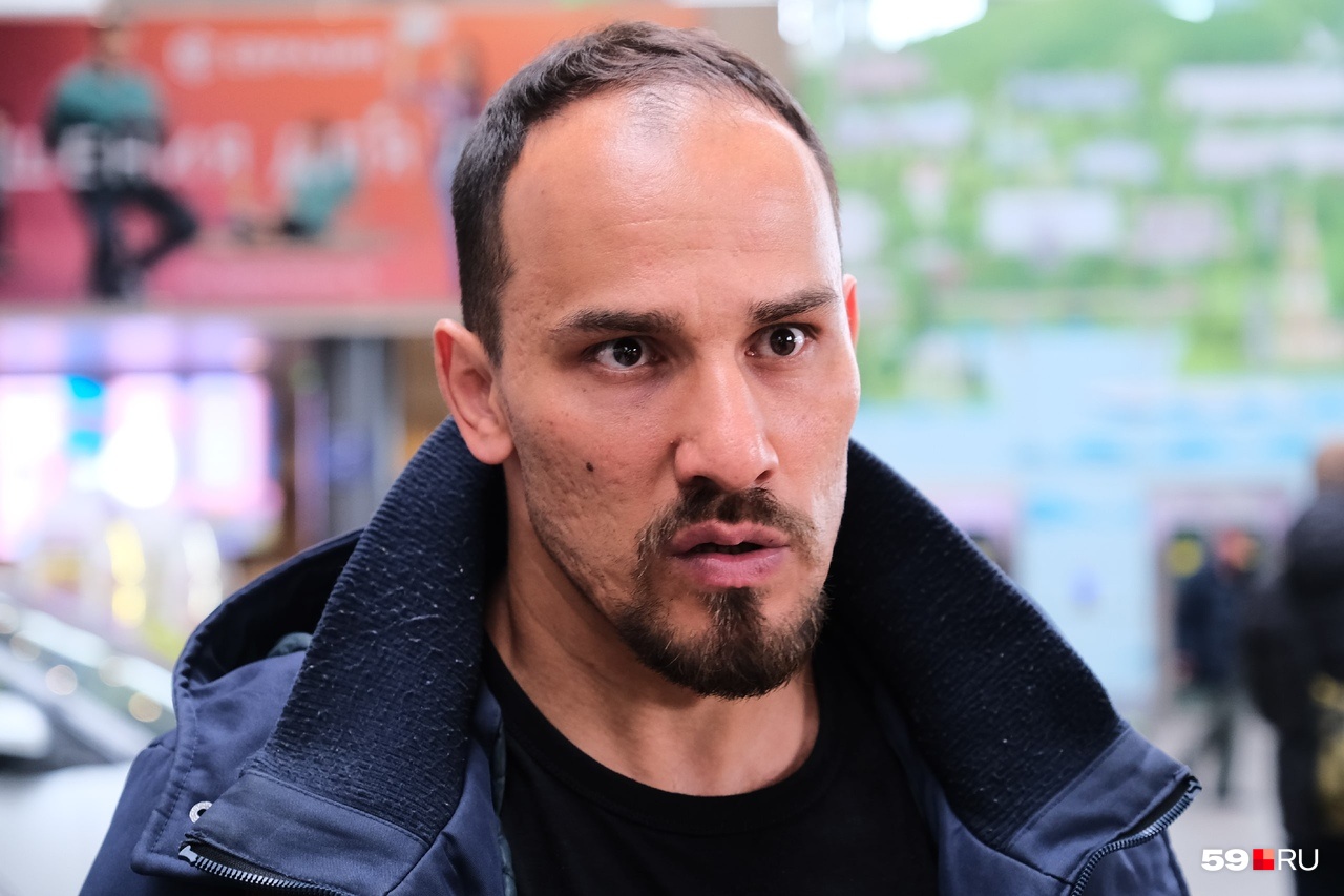 Пассажир жалуется на то, что не может выехать из аэропорта Пассажир жалуется на то, что не может выехать из аэропорта