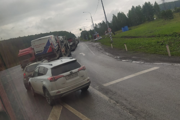 В многокилометровом заторе на М-5 водители сегодня проводят не один час В многокилометровом заторе на М-5 водители сегодня проводят не один час