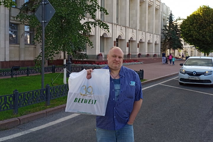 В центре Ярославля депутат вышел на пикет в защиту задержанных в Белоруссии россиян с пакетом обуви