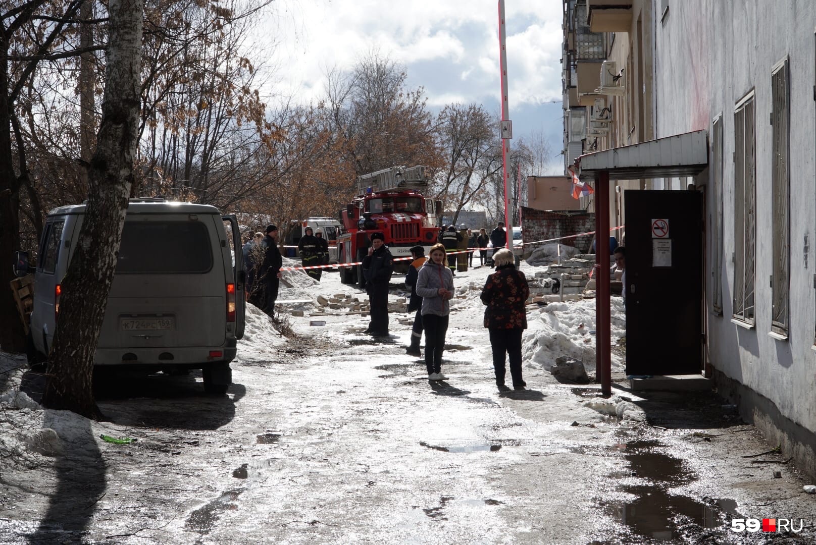 Подъезд, где произошел взрыв, огородили лентой Подъезд, где произошел взрыв, огородили лентой