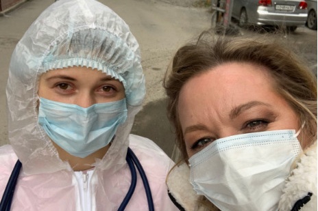 Елена Носковец решила два дня в неделю помогать врачам в поликлиниках — она возит их к пациентам на своей машине Елена Носковец решила два дня в неделю помогать врачам в поликлиниках — она возит их к пациентам на своей машине 