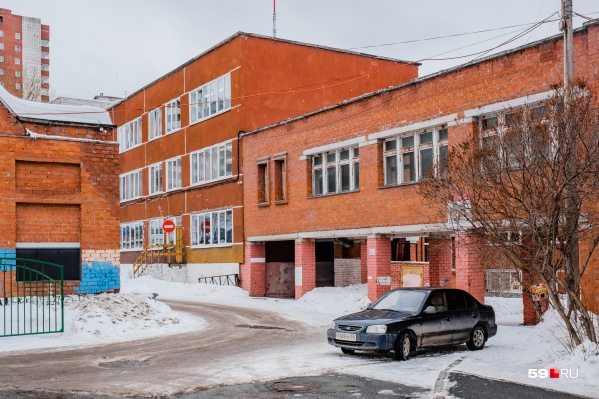 В лицее не было нужного количества учебников, и родителям пришлось самим их докупать В лицее не было нужного количества учебников, и родителям пришлось самим их докупать