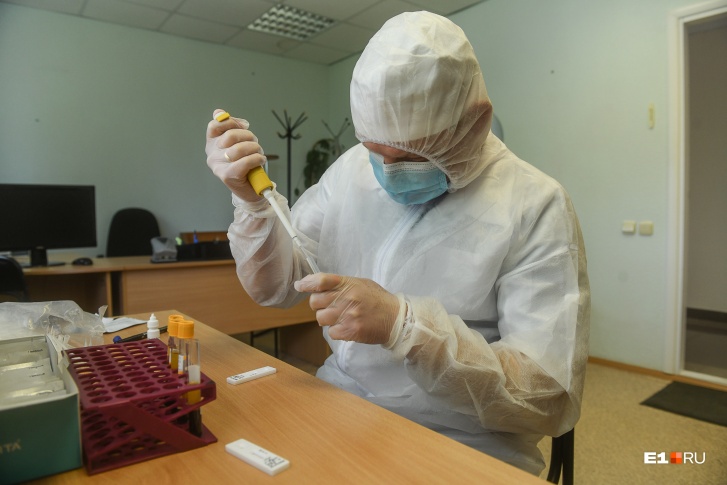 Каждый десятый тест на коронавирус в лабораториях «Хеликс» в Свердловской области оказался положительным