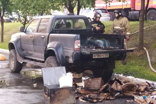 Автомобиль не успел загореться полностью Автомобиль не успел загореться полностью