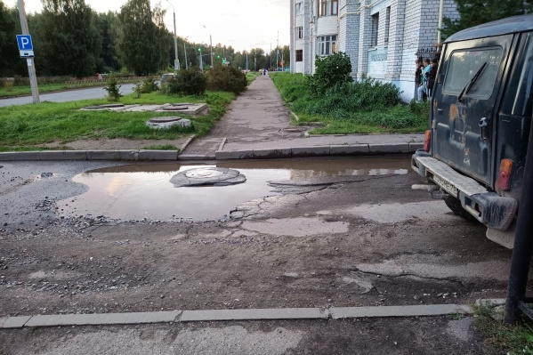 Заволжане пожаловались на инфраструктуру своего района Заволжане пожаловались на инфраструктуру своего района