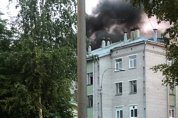 Пожар начался во втором часу ночи Пожар начался во втором часу ночи