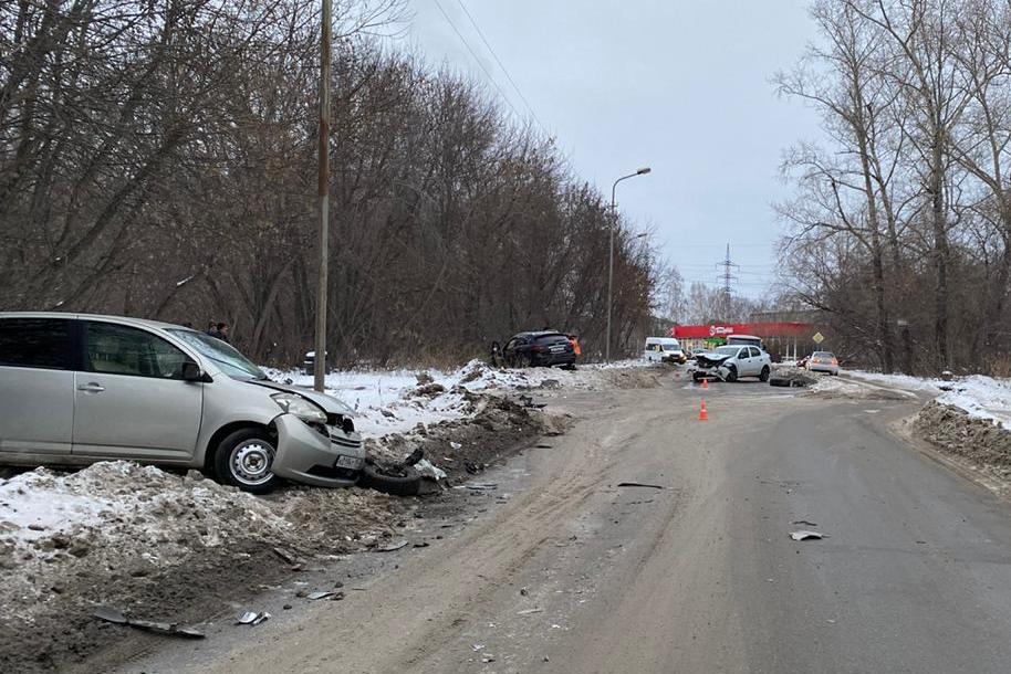 Водитель «Инфинити» попал в ДТП на встречной полосе в Новосибирске и скрылся после аварии