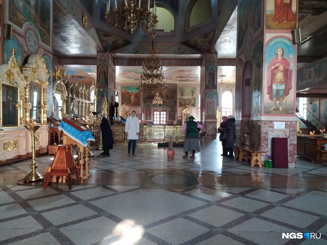 В храме спокойная атмосфера В храме спокойная атмосфера