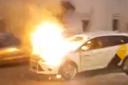 У автомобиля выгорел моторный отсек У автомобиля выгорел моторный отсек