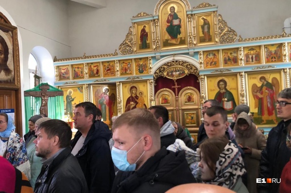 Почти все люди, которые окружили отца Георгия, без масок Почти все люди, которые окружили отца Георгия, без масок