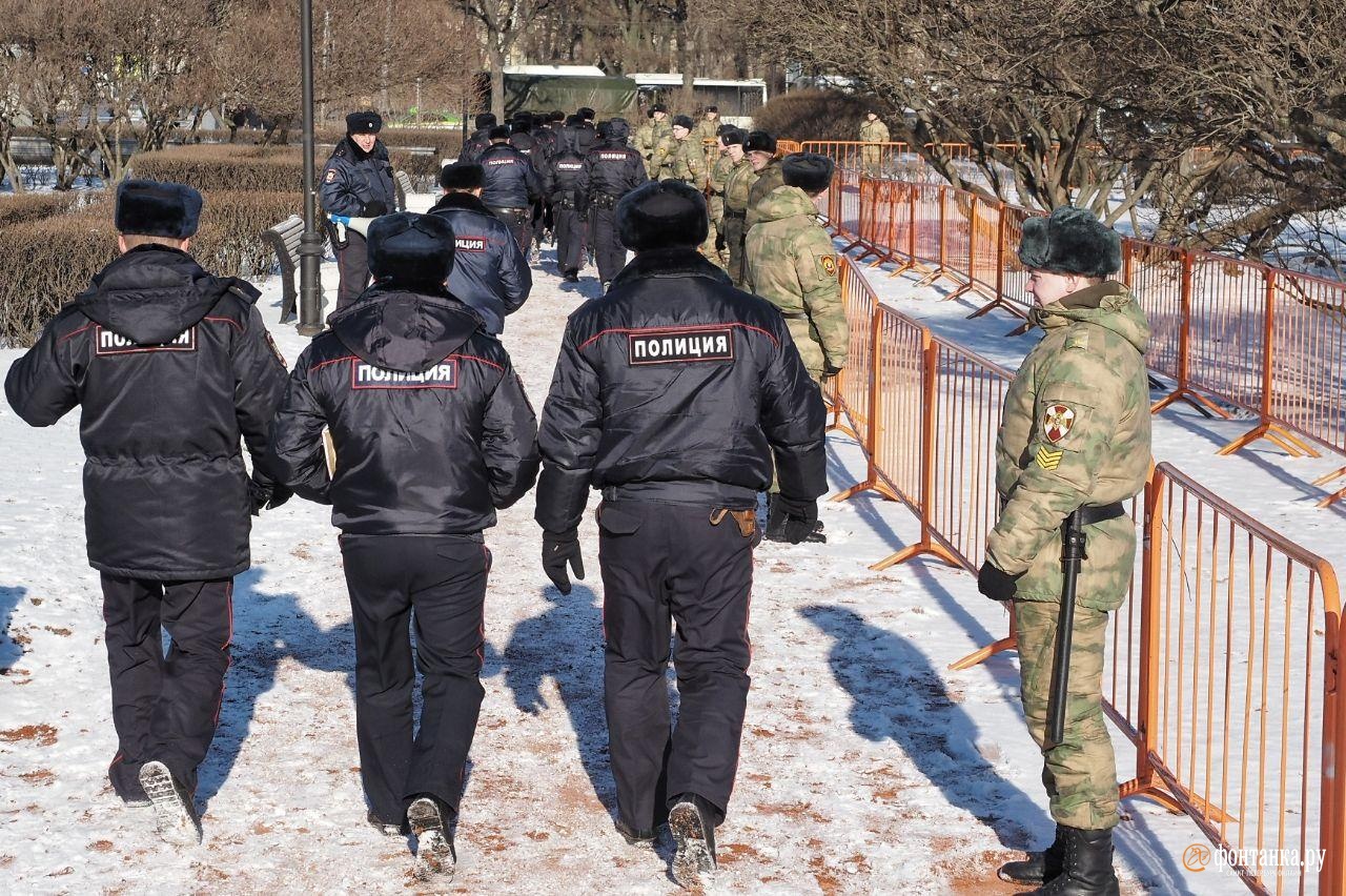 В районе Троицкой площади корреспондент «Фонтанки» видит поставленные рамки, снегоуборочную технику и заборы. <br>