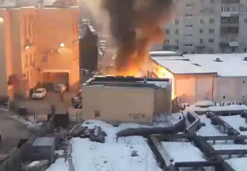 «Окна захрустели»: еще одно видео взрыва машины в центре Архангельска от читателя 29.RU