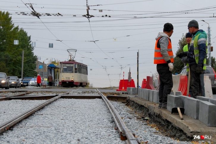 Ремонт трамвайного переезда на одном из самых крупных перекрёстков Челябинска растянулся на три недели