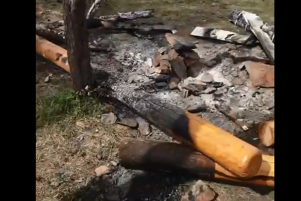 Вандалы сожгли часть смотровой площадки на Гремячей гриве
