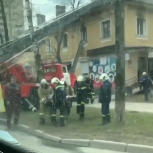 Женщин выносили на носилках Женщин выносили на носилках