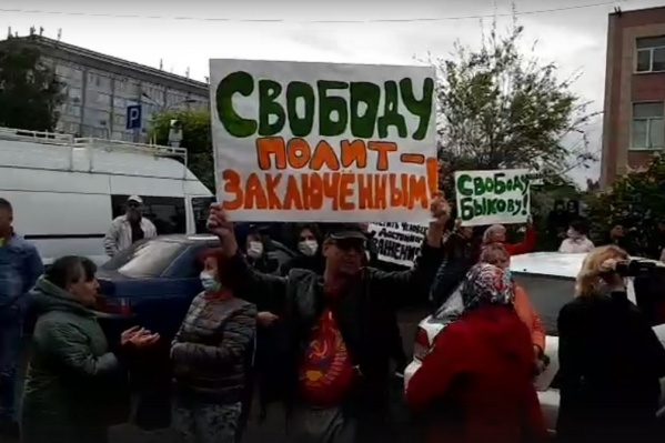У СИЗО собралось более сотни человек У СИЗО собралось более сотни человек